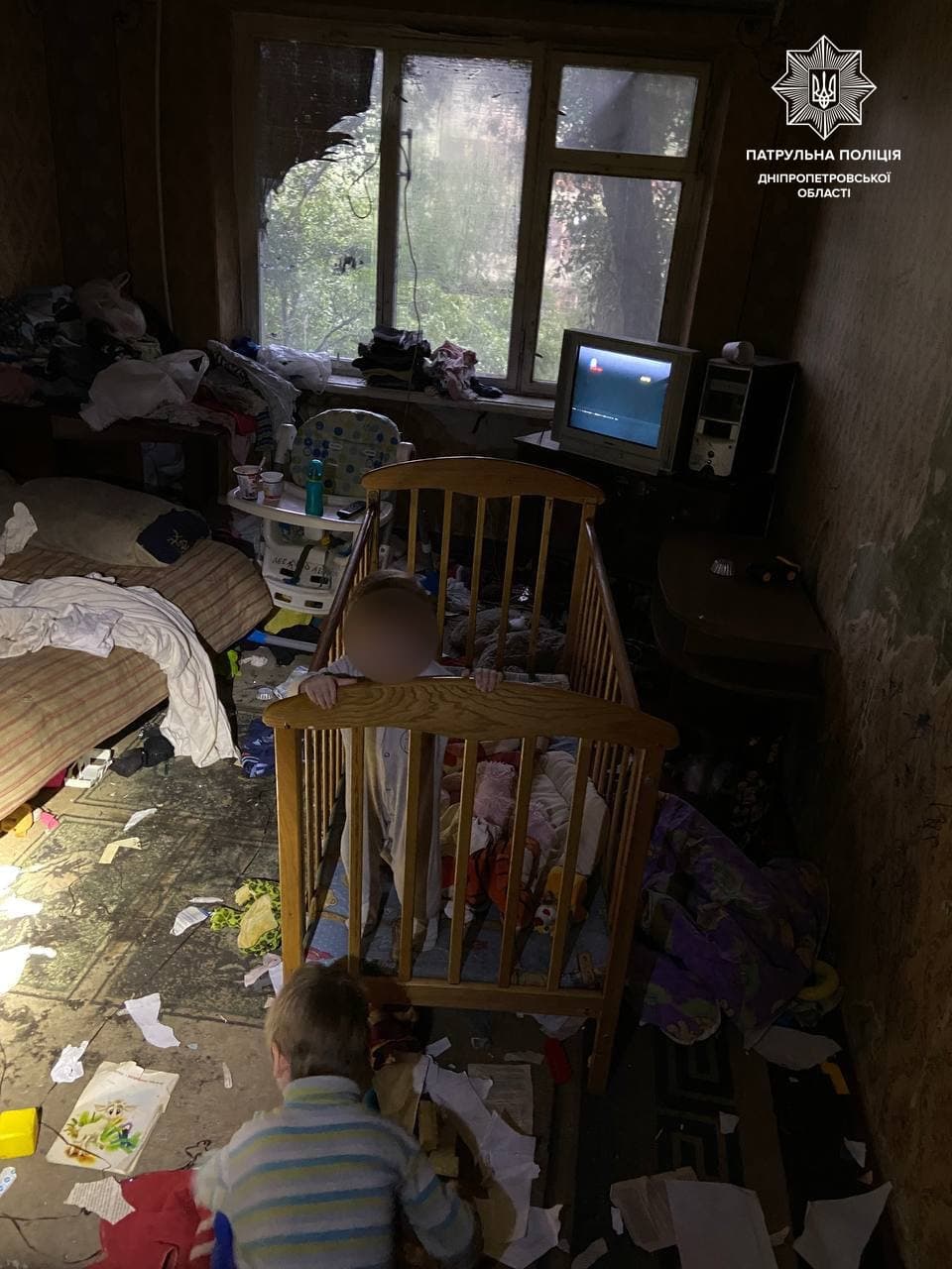 В Днепре малолетние дети жили в нечеловеческих условиях: тараканы и запах экскрементов (фото)